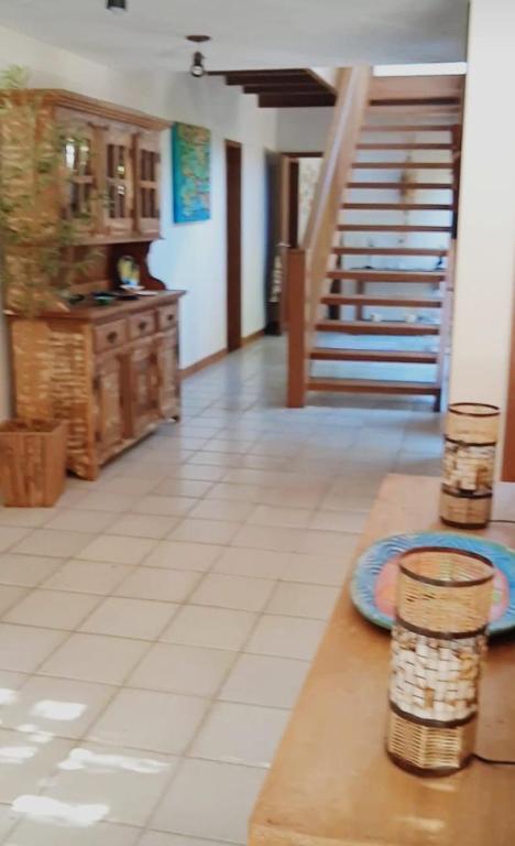  Casa ampla em condomínio fechado com área de lazer completa