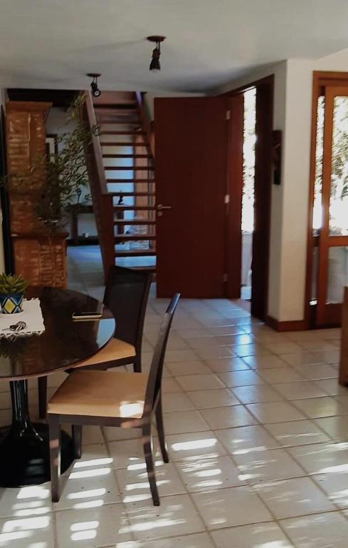  Casa ampla em condomínio fechado com área de lazer completa