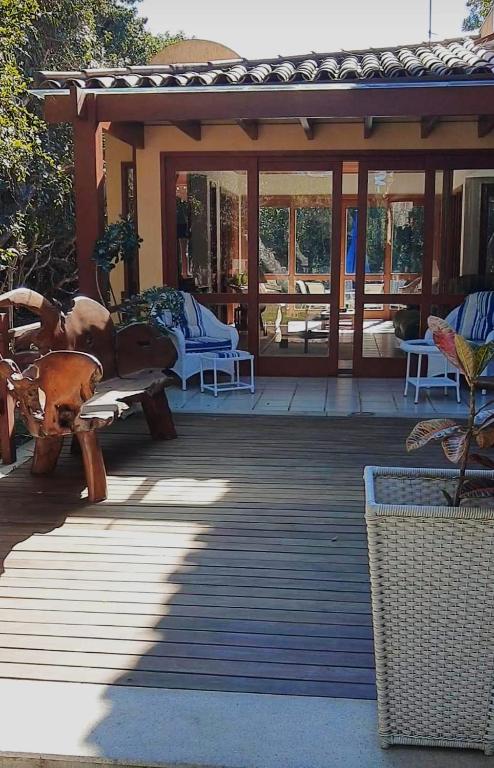  Casa ampla em condomínio fechado com área de lazer completa