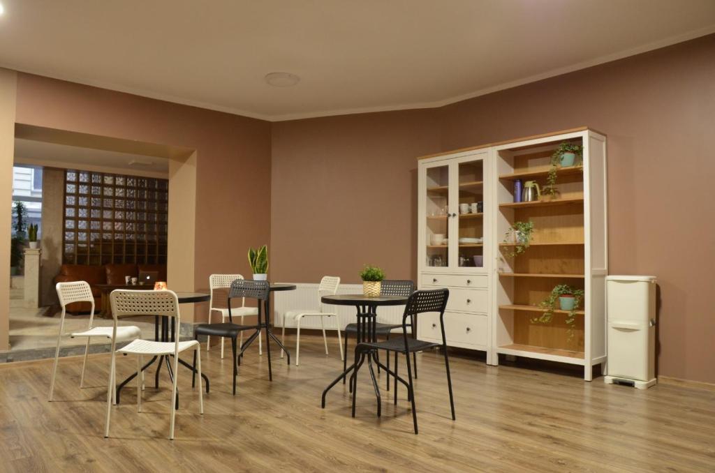 - une salle à manger avec une table et des chaises dans l'établissement Anna's guesthouse, à Riga