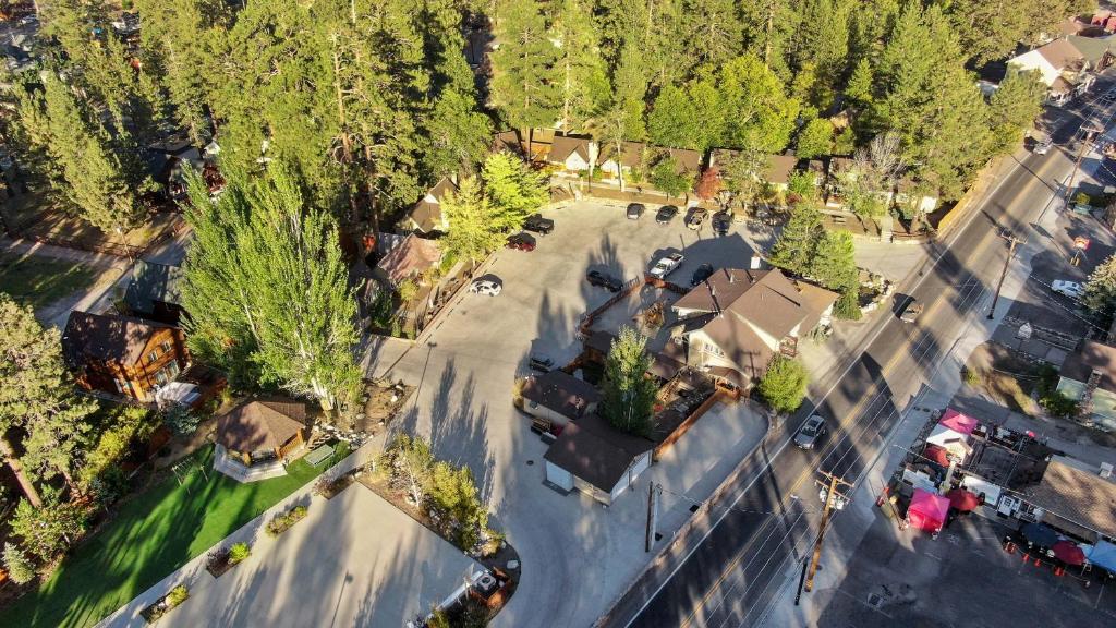 einen Blick über eine Straße mit Häusern und Bäumen in der Unterkunft Bear Creek Resort in Big Bear Lake