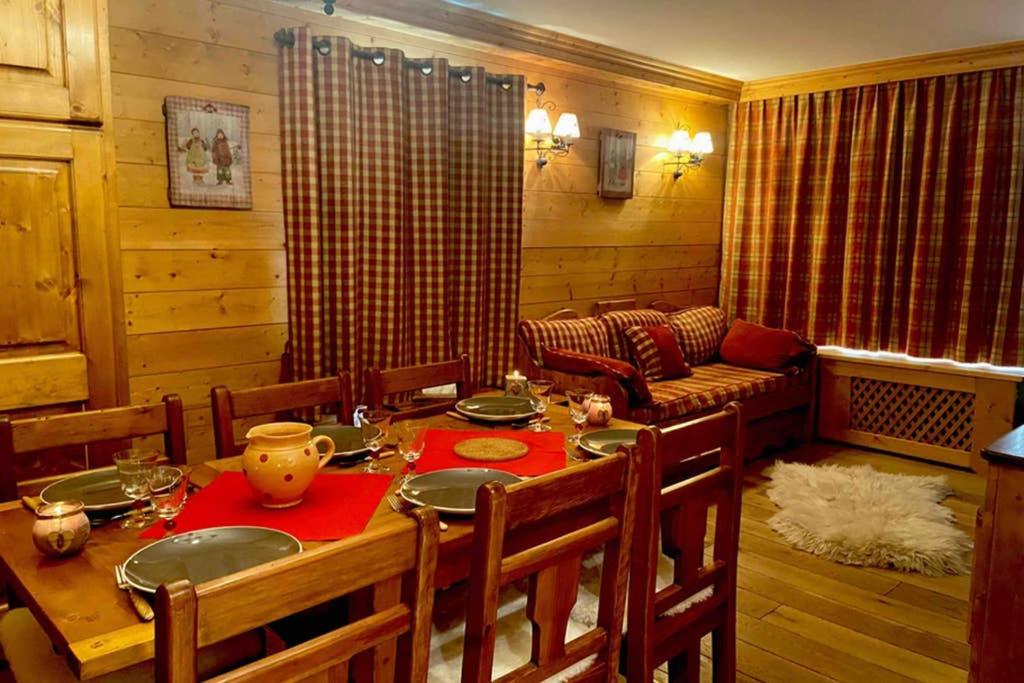 - une salle à manger avec une table, des chaises et un canapé dans l'établissement Appartement 5 pers. idéalement situé à Tignes le Lac, à Tignes