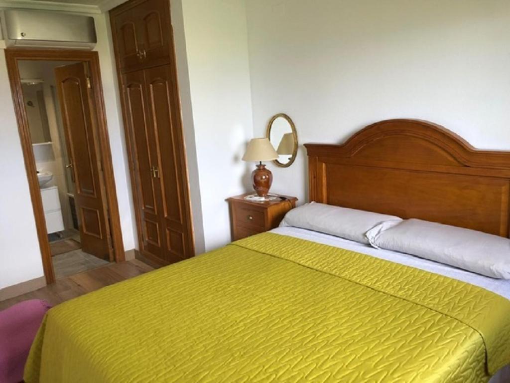 Valencia, ideally located 3bed-2bath apart.Few mints walk ...