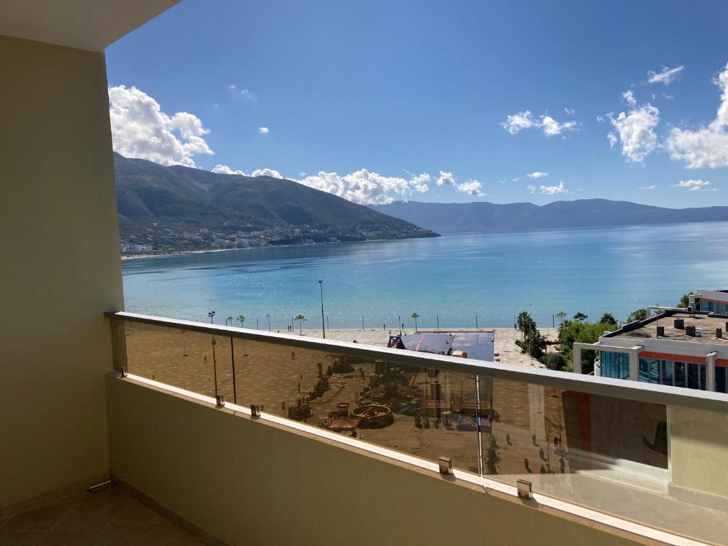 Elle comprend un balcon offrant une vue sur la plage et l'océan. dans l'établissement Vlora Center Veranda, à Vlorë