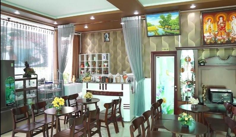 a restaurant with tables and chairs in a room at NGỌC HƯNG HOTEL in Vĩnh Long