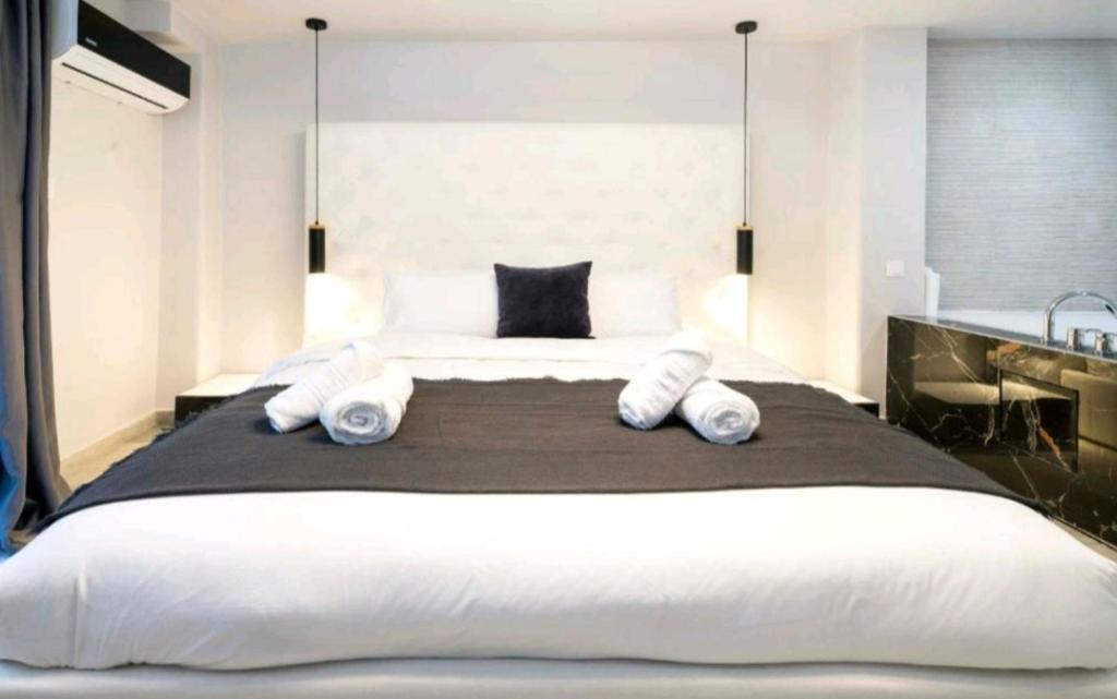 Posteľ alebo postele v izbe v ubytovaní DELUXE ROMANTIC JACUZZI