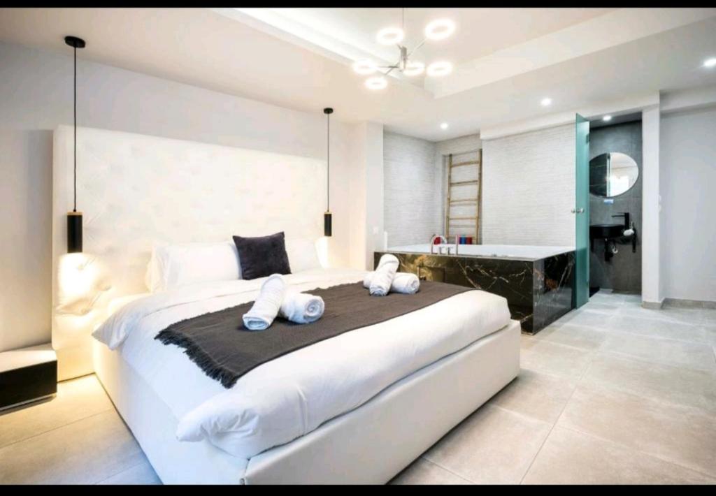 Posteľ alebo postele v izbe v ubytovaní DELUXE ROMANTIC JACUZZI