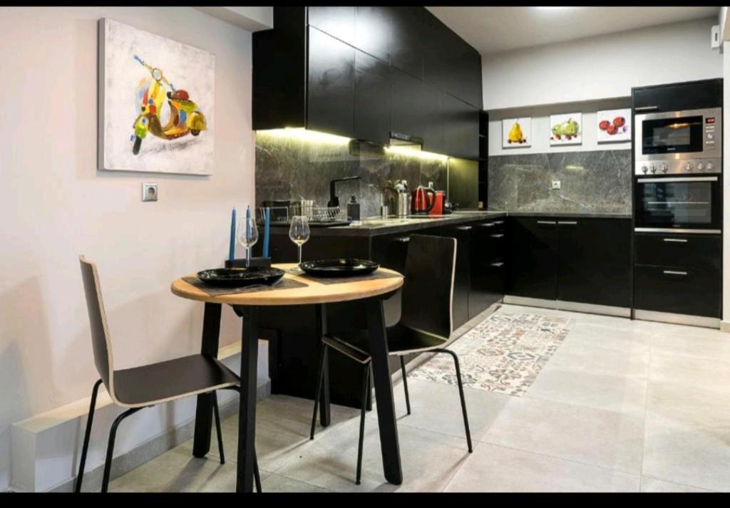 Kuchyňa alebo kuchynka v ubytovaní DELUXE ROMANTIC JACUZZI
