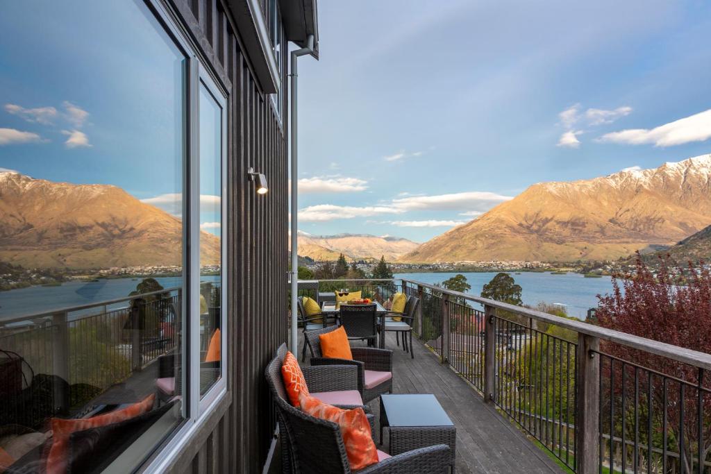 ein Balkon mit Blick auf See und Berge in der Unterkunft White Peaks Villa in Queenstown