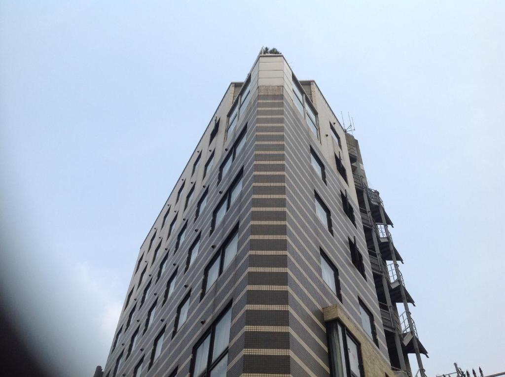 北九州市にあるあさのホテルの背景の青空の高い建物