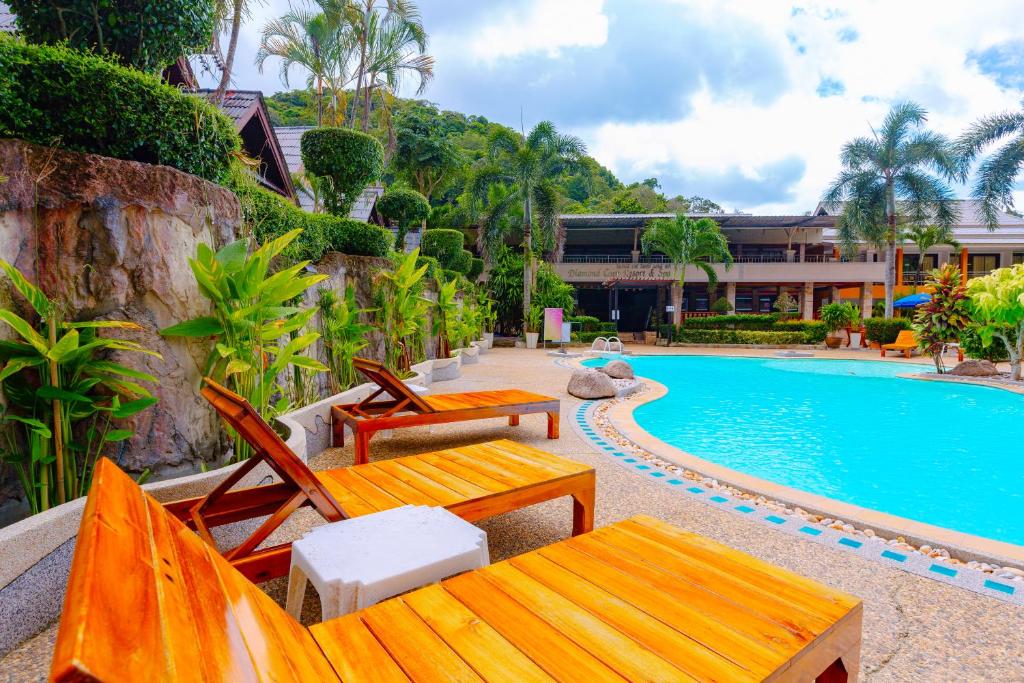 ein Resort mit Pool und einigen Stühlen und einem Gebäude in der Unterkunft Diamond Cave Resort in Railay Beach