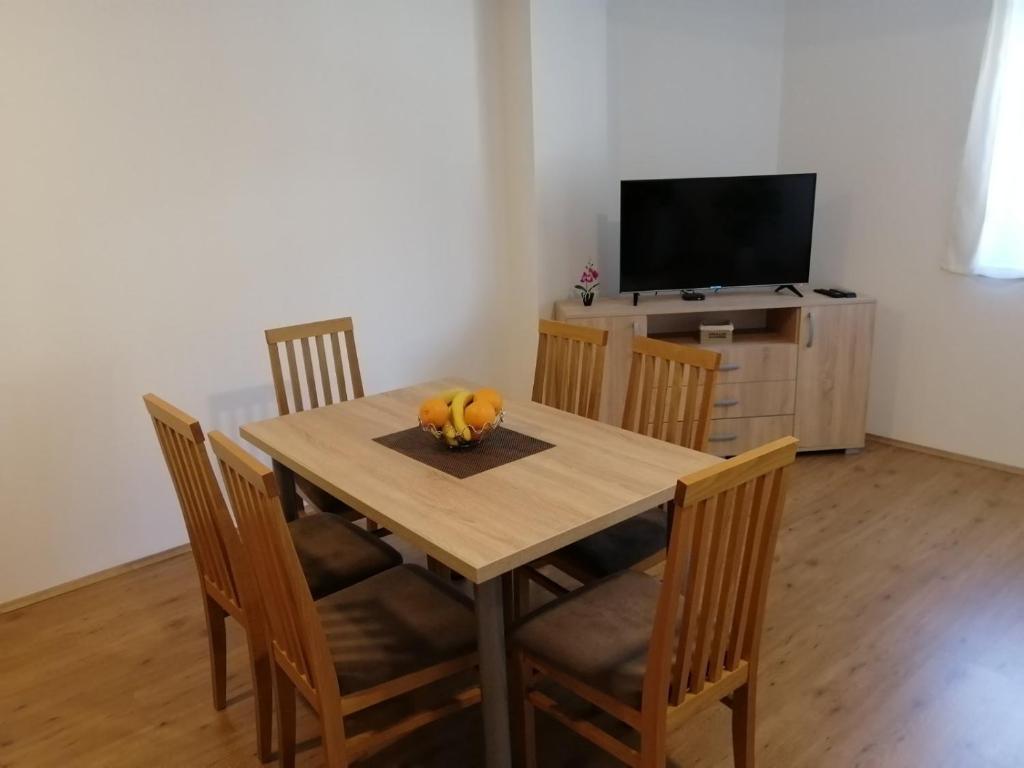 TV a/nebo společenská místnost v ubytování Apartmani & SPA Matin Breg