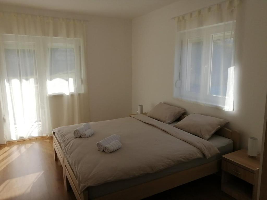 Postel nebo postele na pokoji v ubytování Apartmani & SPA Matin Breg