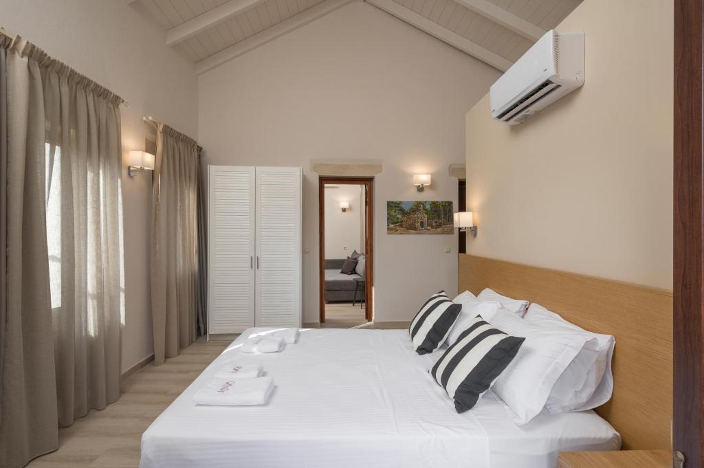 Posteľ alebo postele v izbe v ubytovaní Spilia Village Hotel & Villas