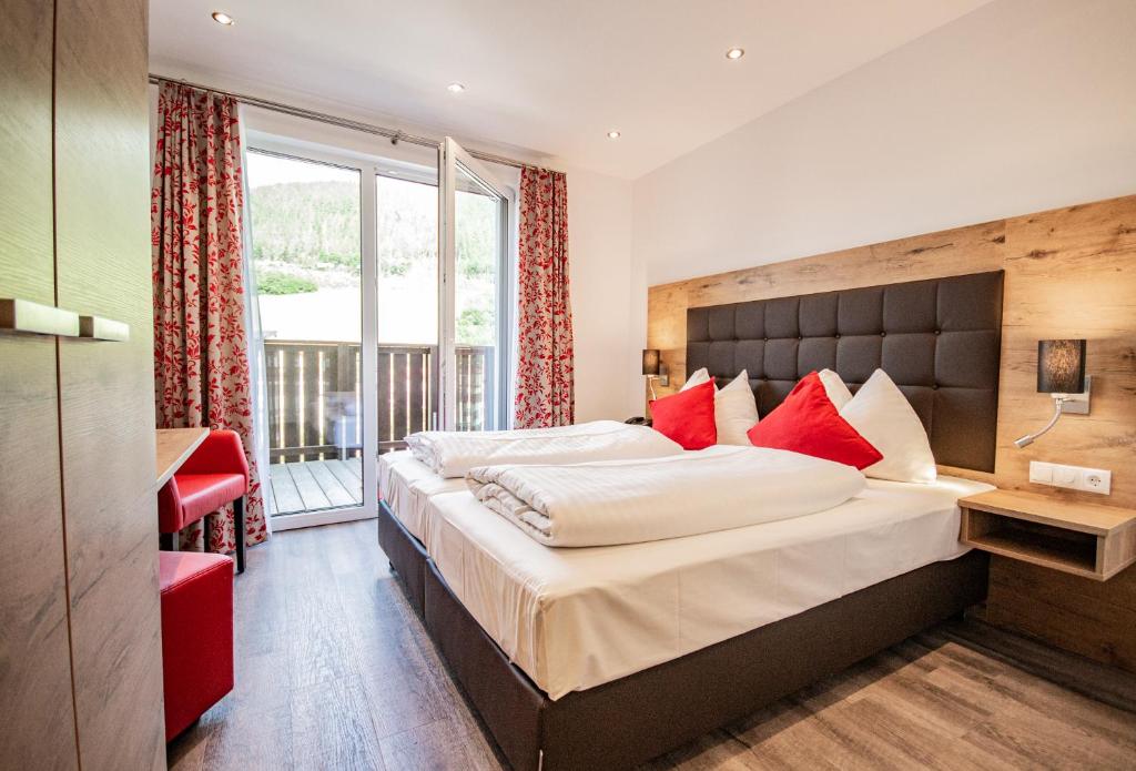 A bed or beds in a room at Hotel Wilder Mann