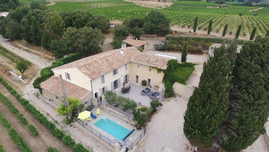an aerial view of a house with a swimming pool at Le Mas Nathael in Vaison-la-Romaine