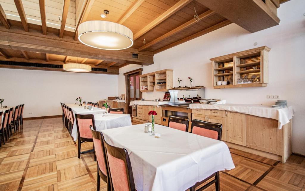 A restaurant or other place to eat at Hotel Wilder Mann