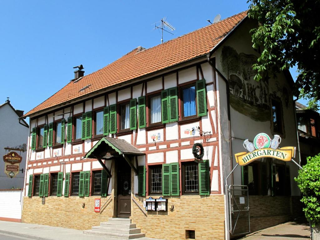 un bâtiment avec volets verts dans une rue dans l'établissement Gasthaus zum Löwen, à Francfort-sur-le-Main
