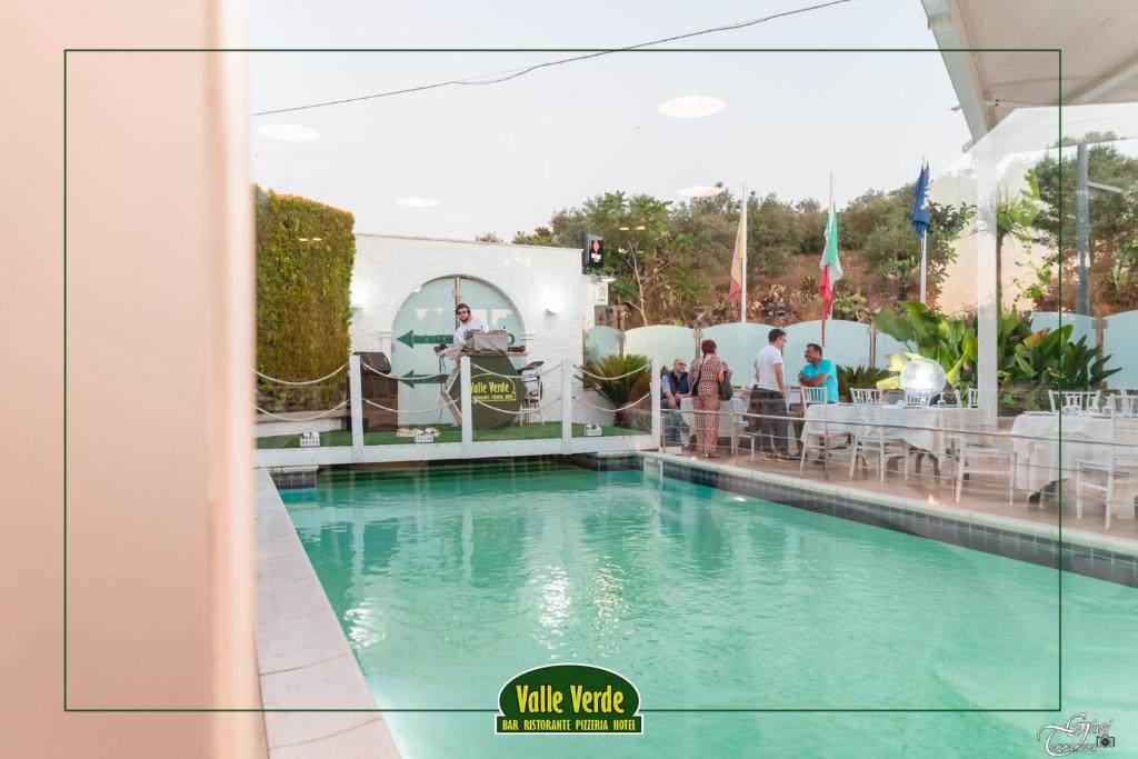 Bazén v ubytování Hotel Valle Verde nebo v jeho okolí