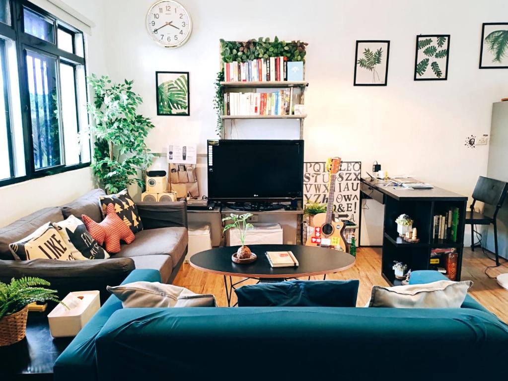 a living room with a couch and a tv at 都蘭朋友家 Dulan Friends Hostel in Donghe