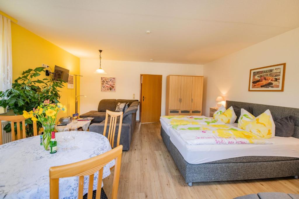 Postel nebo postele na pokoji v ubytování Gästehaus Regina