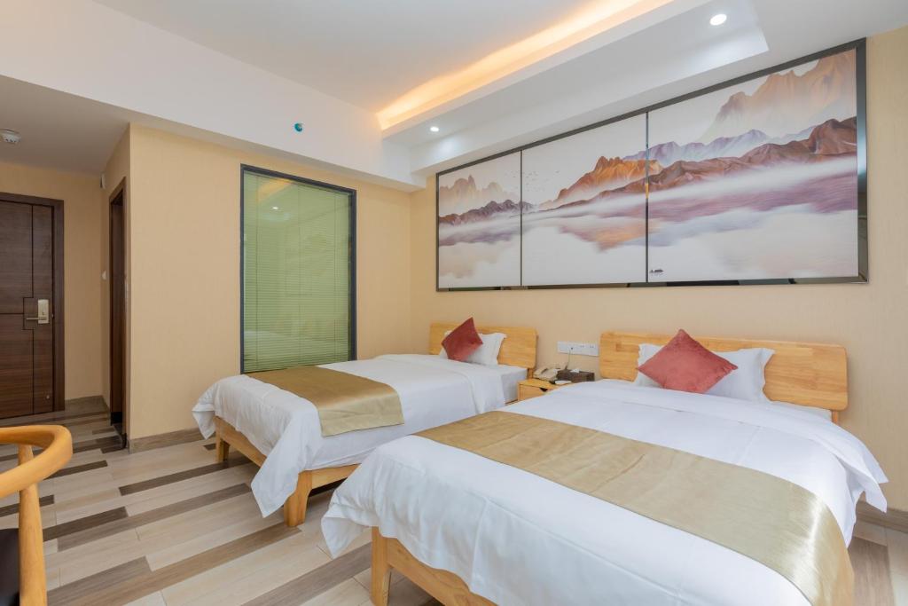Postel nebo postele na pokoji v ubytování Yangshuo Yi Landscape Hotel