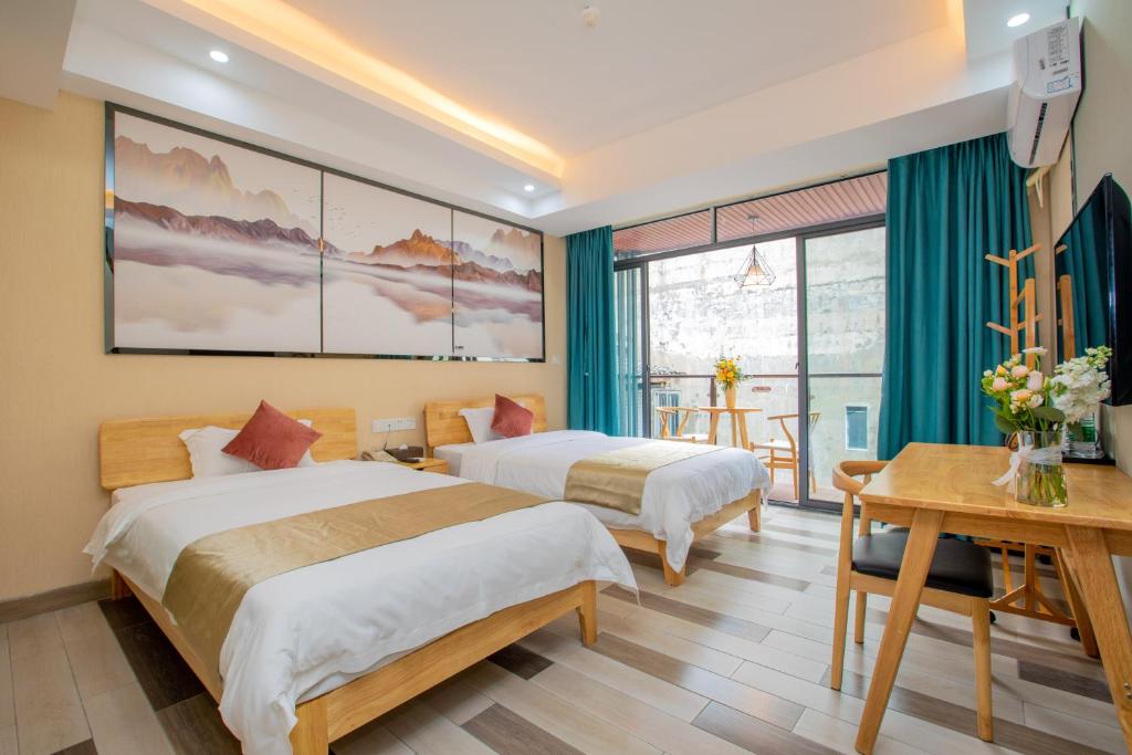 Postel nebo postele na pokoji v ubytování Yangshuo Yi Landscape Hotel