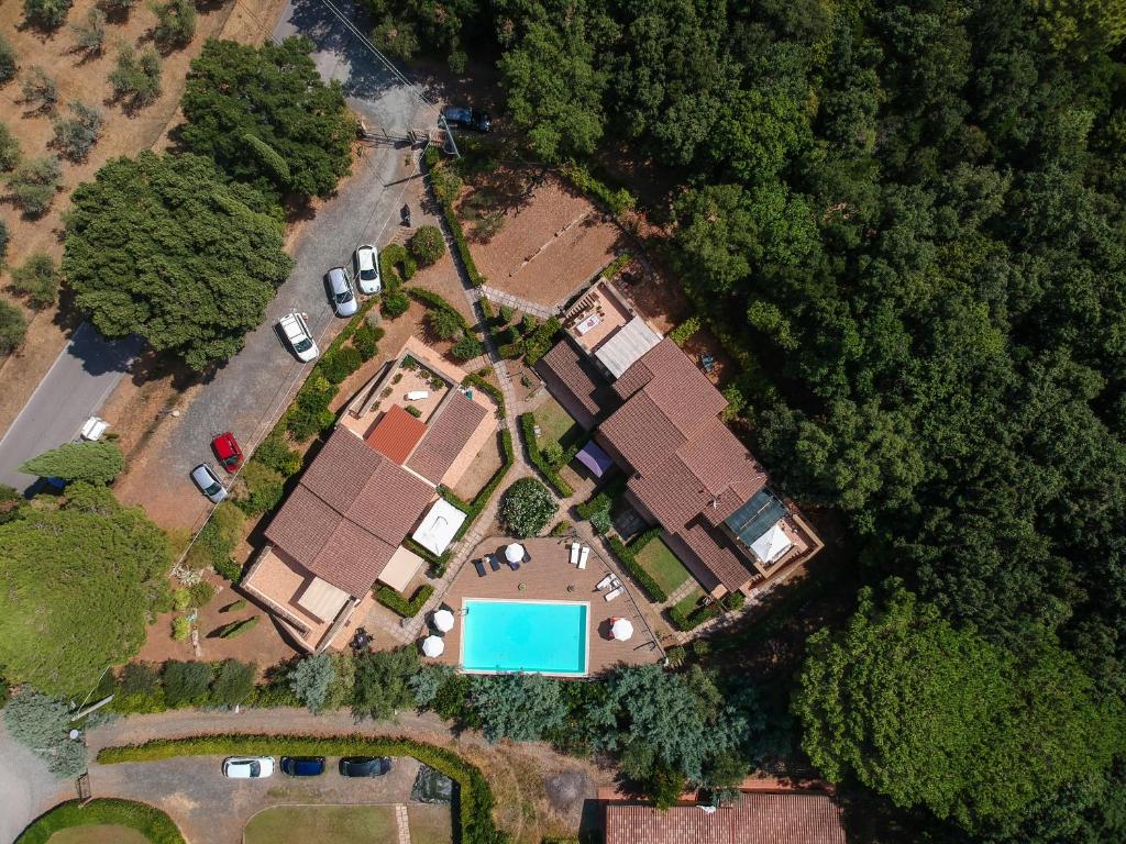 an overhead view of a house with a pool at Matteo's Apartments in Guardistallo