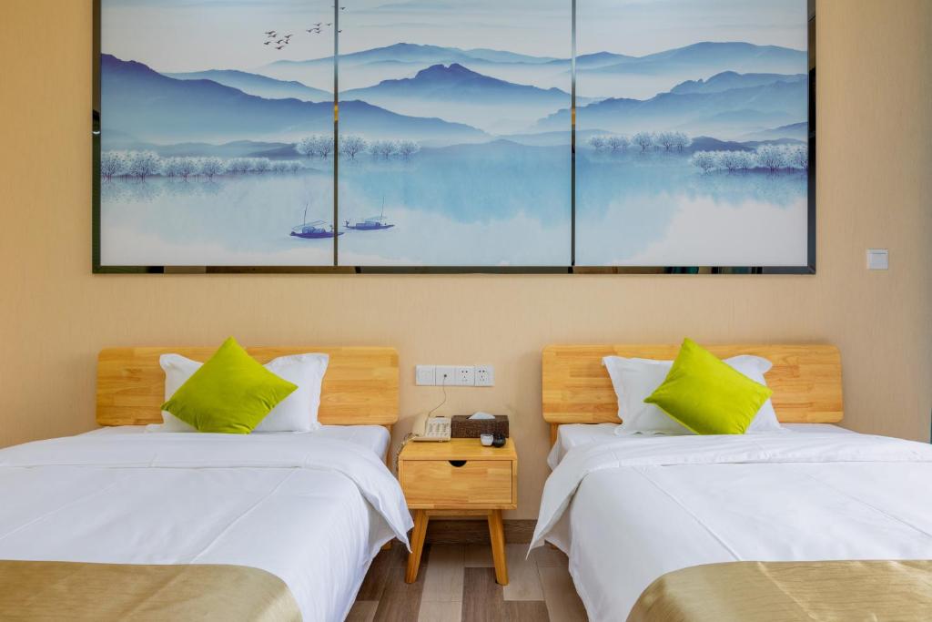 Postel nebo postele na pokoji v ubytování Yangshuo Yi Landscape Hotel