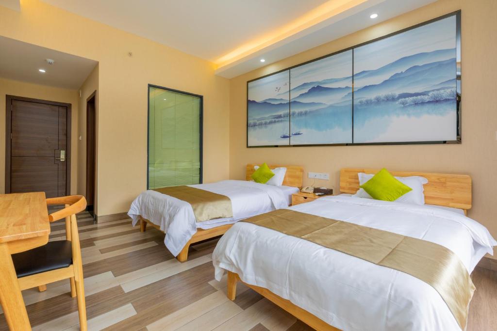 Postel nebo postele na pokoji v ubytování Yangshuo Yi Landscape Hotel