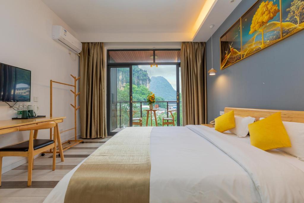 Postel nebo postele na pokoji v ubytování Yangshuo Yi Landscape Hotel