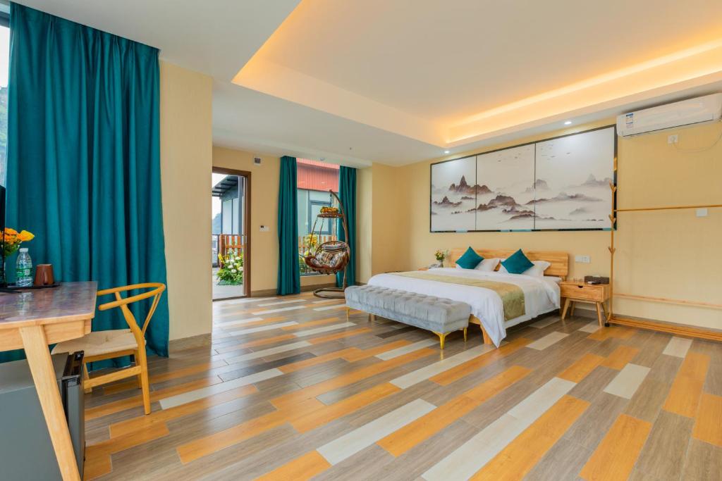Postel nebo postele na pokoji v ubytování Yangshuo Yi Landscape Hotel