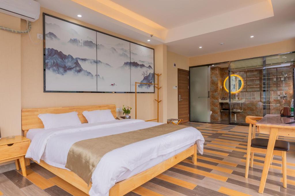 Postel nebo postele na pokoji v ubytování Yangshuo Yi Landscape Hotel