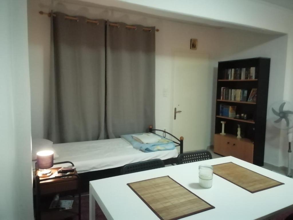 Habitación pequeña con cama y mesa en Φωλιά en Chalkida