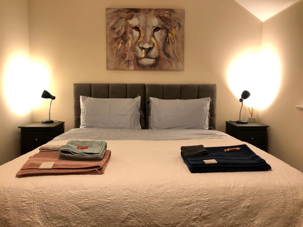 sypialnia z łóżkiem z dwoma ręcznikami w obiekcie Entire Two Bed Coach House Super King Beds Turn into singles w mieście Countess Wear