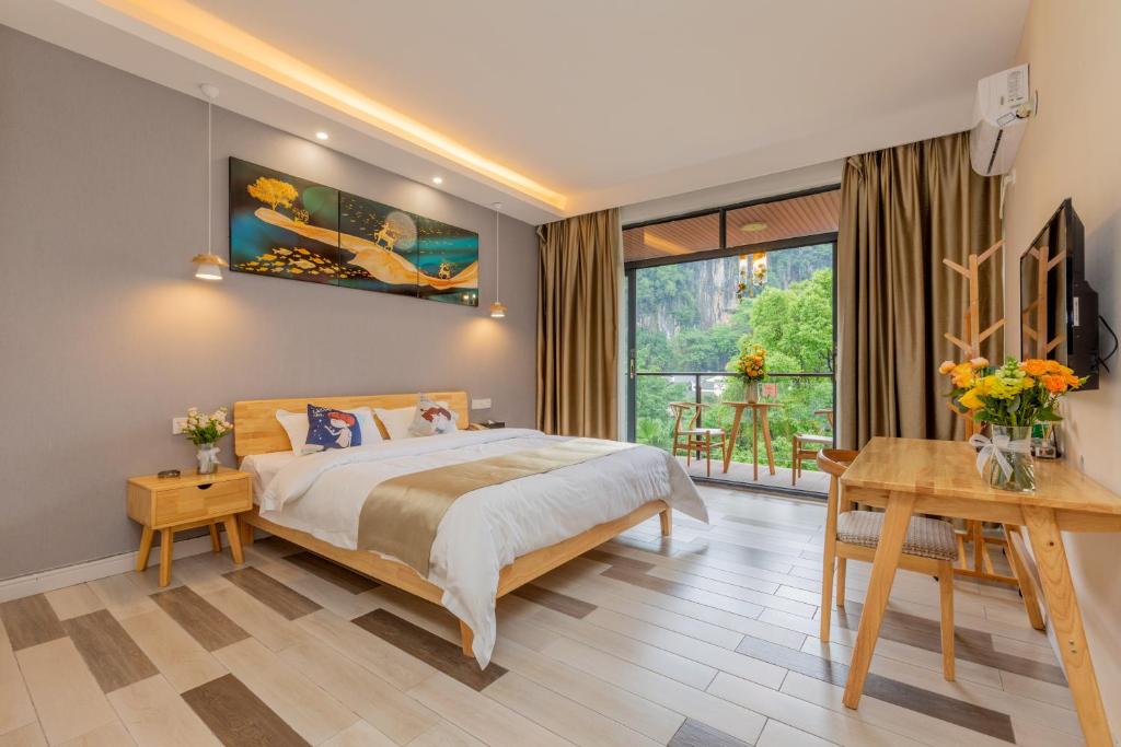 Postel nebo postele na pokoji v ubytování Yangshuo Yi Landscape Hotel