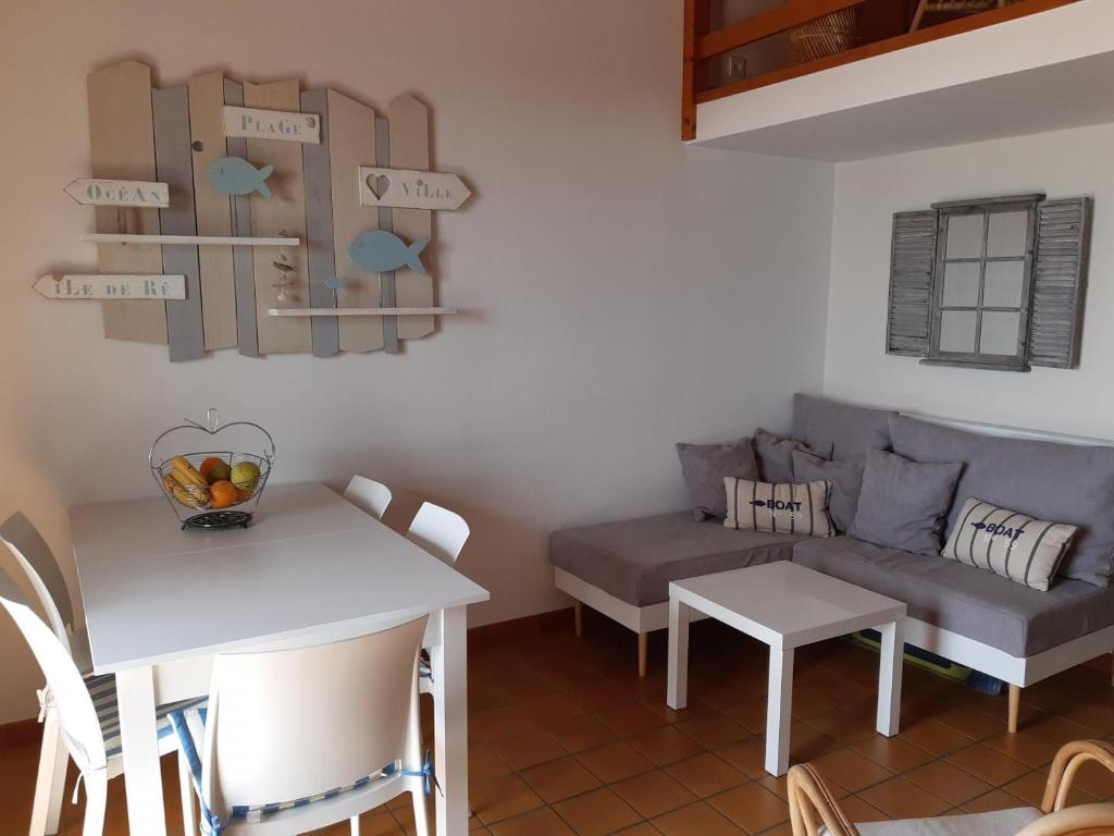 - un salon avec un canapé et une table dans l&#39;établissement Superbe vue sur l&#39;océan, accès direct à la plage, à La Tranche-sur-Mer