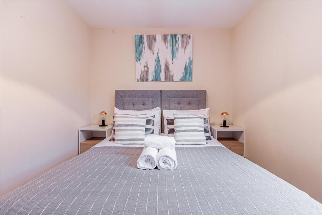 ein Schlafzimmer mit einem Bett mit zwei Handtüchern darauf in der Unterkunft Guest Homes - Westbrook Court Apartment in Worcester