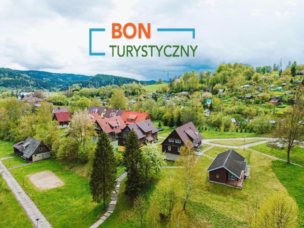 クリニツァ・ズドルイにあるOśrodek Wypoczynkowy Gromadaの家屋付き村の空中風景