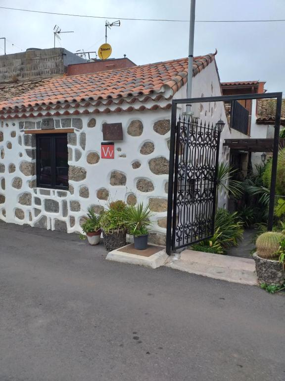 a house with a gate in front of it at Cho Almeida in Vega de San Mateo