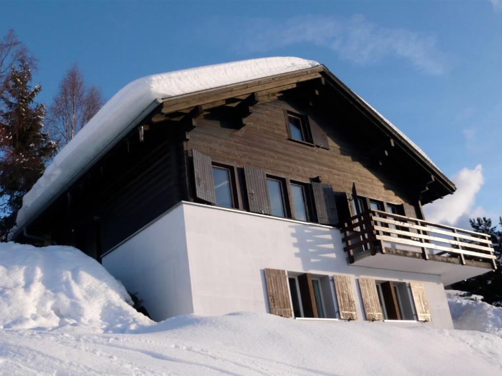 ein schneebedecktes Gebäude mit Schnee in der Unterkunft Chalet Crettamour, Veysonnaz in Veysonnaz