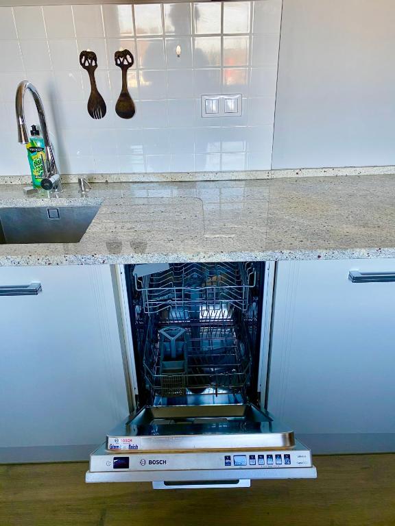 Kuchyňa alebo kuchynka v ubytovaní LAS SŁUPSKI PREMIUM LOVE APARTAMENT NR5 Wifi Netflix Smart TV50 full kitchen double bathtub up to 4 people full pleasure quality stay
