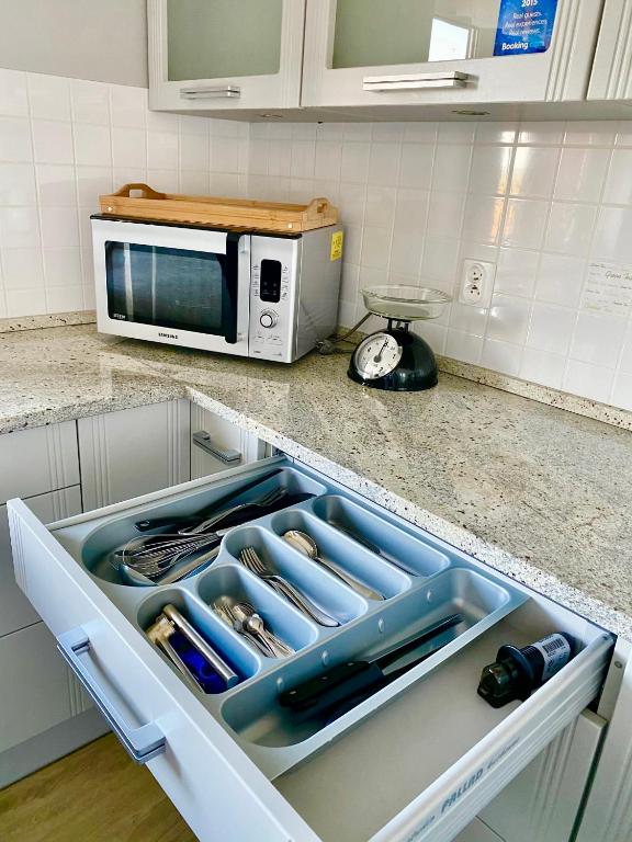 Kuchyňa alebo kuchynka v ubytovaní LAS SŁUPSKI PREMIUM LOVE APARTAMENT NR5 Wifi Netflix Smart TV50 full kitchen double bathtub up to 4 people full pleasure quality stay