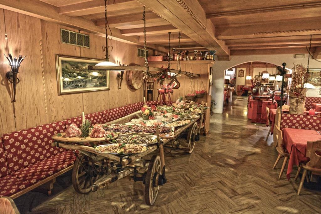 Restauracja lub miejsce do jedzenia w obiekcie Hotel La Montanina