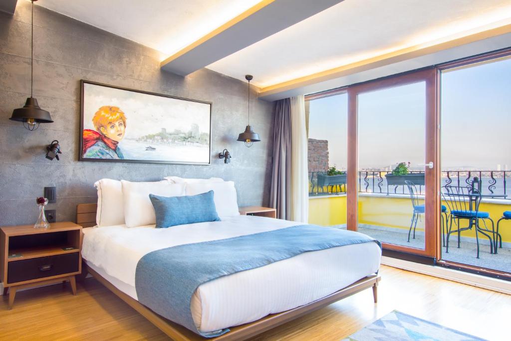 een slaapkamer met een bed en een groot raam bij Hotel Poem in Istanbul