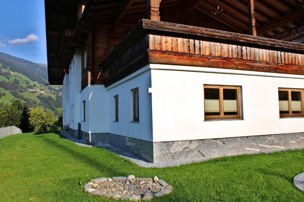 Zdjęcie z galerii obiektu AlpenApartment Zillertal w mieście Hainzenberg