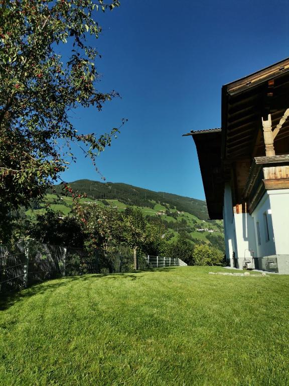 Zdjęcie z galerii obiektu AlpenApartment Zillertal w mieście Hainzenberg