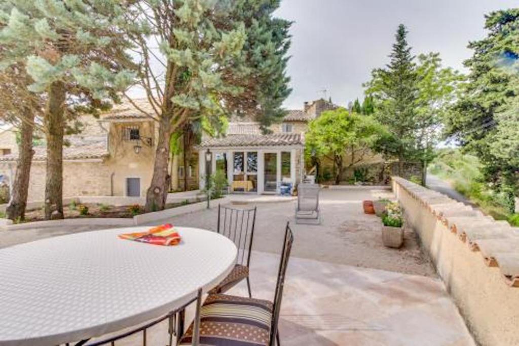 a table and chairs in a backyard with a house at Provence Dream Chalet in Uchaux