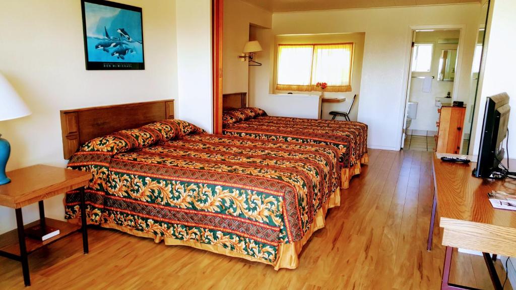 Postel nebo postele na pokoji v ubytování Winchester Bay Inn