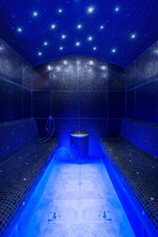 Sundlaugin á Hotel Honti Wellness és Konferencia Szálloda eða í nágrenninu